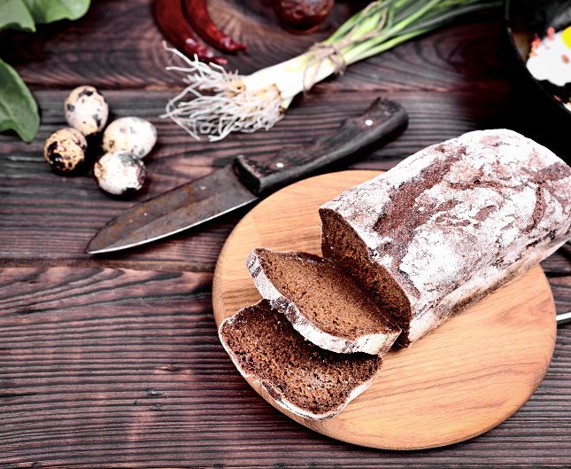El pan es un alimento que se elabora con harina, agua, sal y levadura