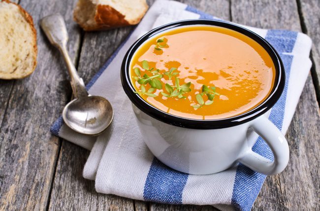 La sopa de calabaza es muy sencilla de elaborar y es un plato bastante saludable