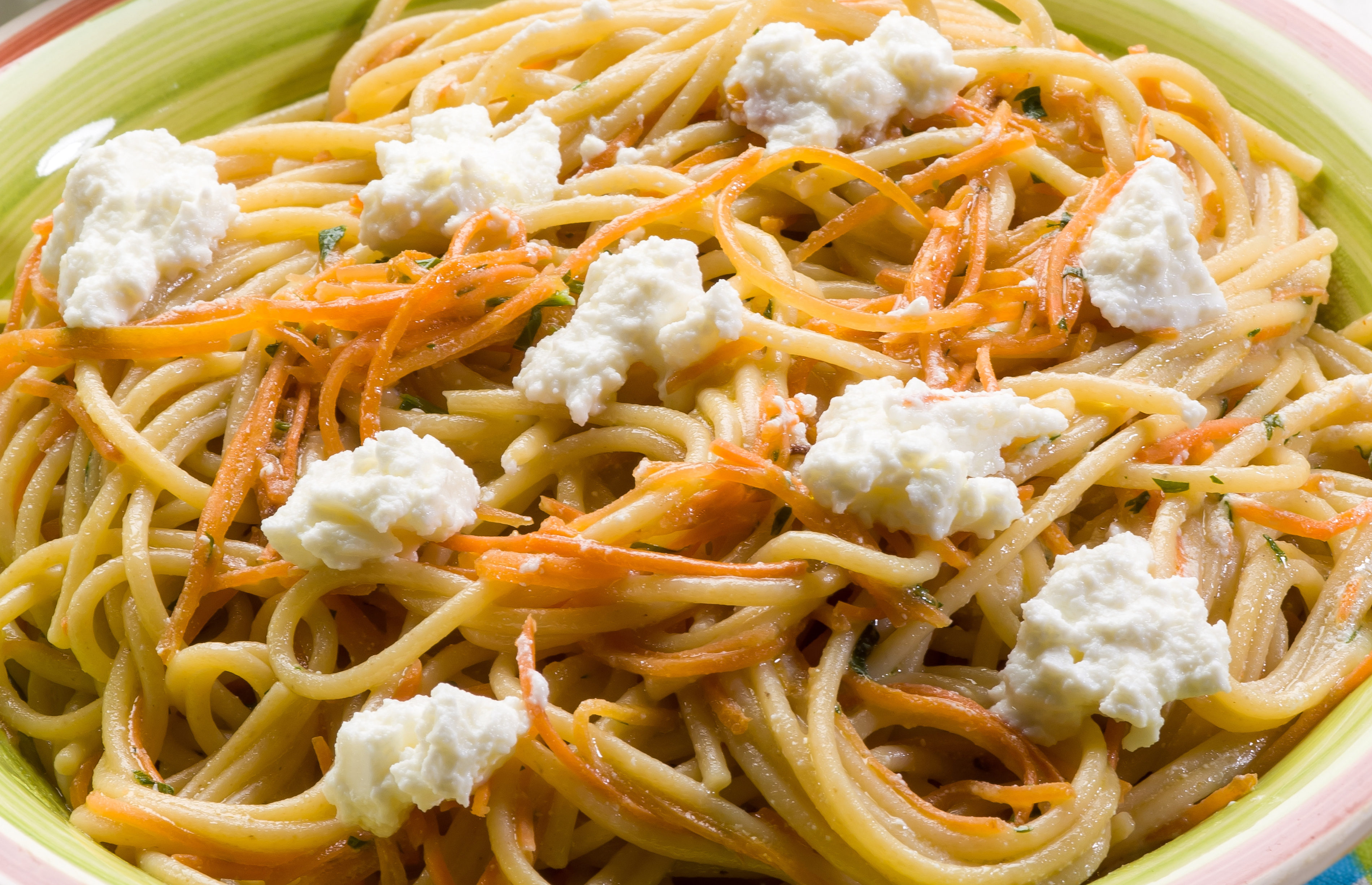 Spaghetti con zanahoria y ricotta